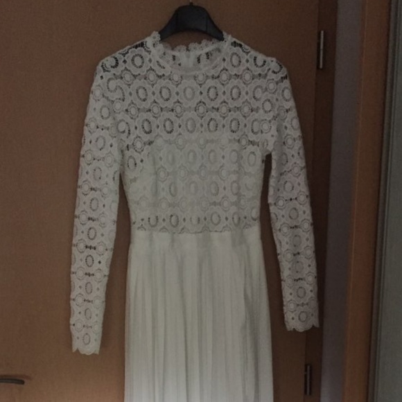 Kate Middleton PLEATED CROCHET MAXI DRESS - Picture 2 of 7